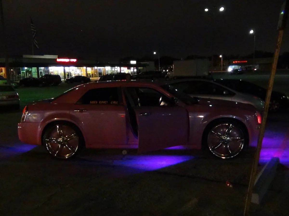 Pink Chrysler 300 on Davin SS3 wheels
